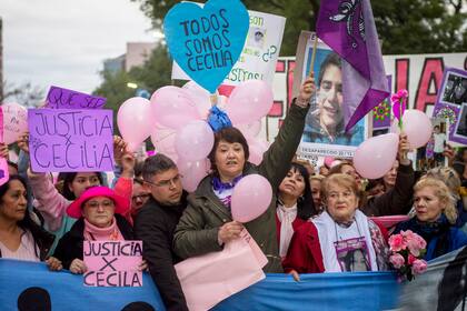 Gloria Romero, madre de Cecilia, encabeza el lunes último la marcha por su hija