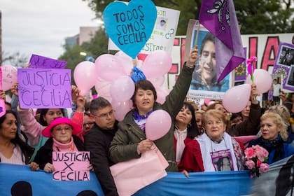 Gloria Romero, madre de Cecilia Strzyzowski, encabezó una multitudinaria marcha en la plaza 25 de Mayo de Resistencia