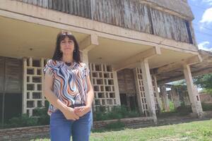 Gloria, una de las impulsora de la recuperación del cine, al frente de las ruinas de la vieja sala