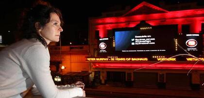 Gloria, una vecina de Vorterix, frente al cartel luminoso