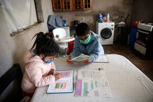 Gloria Victoria Espinoza, de CuartelV, dando clases