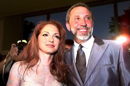 Gloria y Emilio Estefan llegan a la ceremonia de los Premios Billboard de la Música Latina 1999 en el Hotel Fontainebleau en Miami Beach, Florida, el jueves 22 de abril de 1999.