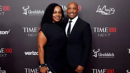 Glover y su esposa Dionna sobre la alfombra roja durante un evento de gala que celebra a las estrellas ascendentes en la ciencia, cultura y vida pública