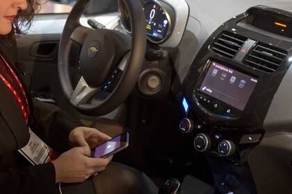 GM, al igual que las grandes automotrices del sector, impulsa la integración de los teléfonos inteligentes en sus vehículos