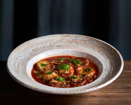 Gnocchi de provoleta grillados con pomodoro, chips de ajo y albahaca fresca, el plato emblema de Enero