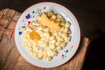 Gnocchi di lusso: papa, crema, mascarpone, champignones frescos y crocante de queso con aceite de trufa.