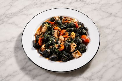 Gnocchi negro con frutti di mare de Il Quotidiano