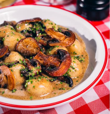 Gnudis de ricota con crema de hongos y hongos tostados