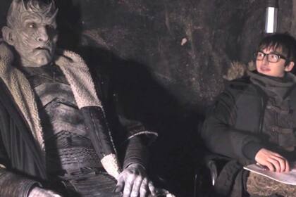 Tiempo de espera: Vladimir Furdik caracterizado como el Rey de la noche junto a Isaac Hempstead Wright antes de la grabación de la escena de la muerte del villano
