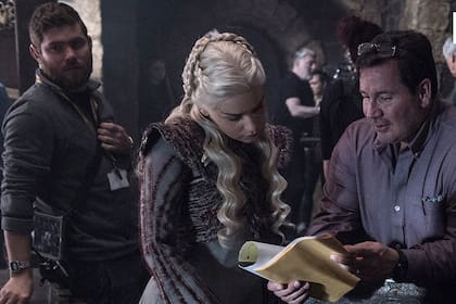 Emilia Clarke junto al director David Nutter en medio de la grabación del cuarto episodio de la última temporada