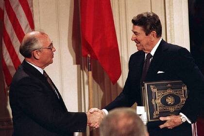 Gobachov y Reagan