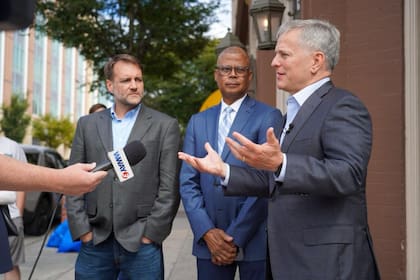 Gobernador de Carolina del Norte, Josh Stein en conferencia de prensa (governor.nc.gov)