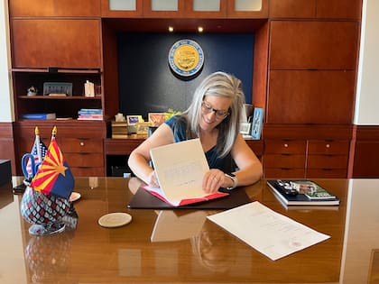 Gobernadora de Arizona firma ley de tránsito HB 2235. X / Governor Katie Hobbs
