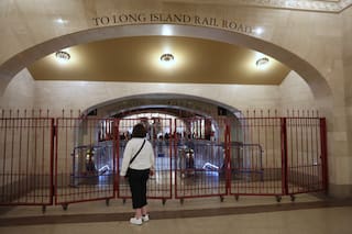 Gobernadora de NY ruega a sindicatos retomar diálogo mientras huelga de trenes entra en su segundo día