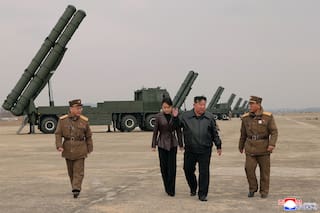 Gobernante norcoreano Kim Jong Un observa prueba de lanzacohetes acompañado de su hija