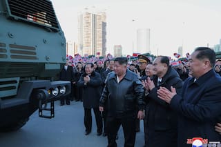 Gobernante norcoreano presenta 50 nuevos lanzacohetes antes del congreso del partido