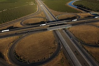 Gobierno de EEUU ordena el cierre de más de 550 escuelas de manejo comercial por fallas de seguridad