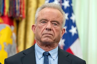 Gobierno de Trump apela orden judicial, insiste en reducir recomendaciones sobre vacunas