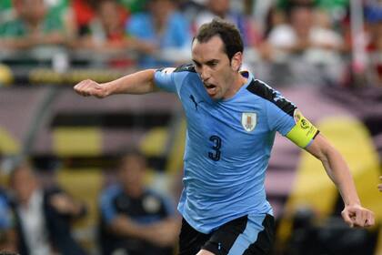 Godín, capitán y eje de la defensa uruguaya