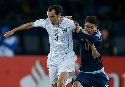 Godin cubre la posición y no deja avanza a Lionel Messi; este viernes reeditarán un duelo que lleva más de 15 años: se enfrentaron por primera vez en 2005, en Colonia