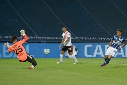 Enrique Bologna viene de atajar un penal y ser figura ante Godoy Cruz, en Mendoza; seguirá como titular en River ante Banfield