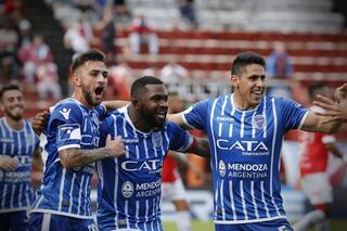 Superliga: Godoy Cruz le ganó 2-1 a Argentinos y alcanzó a Boca en la punta