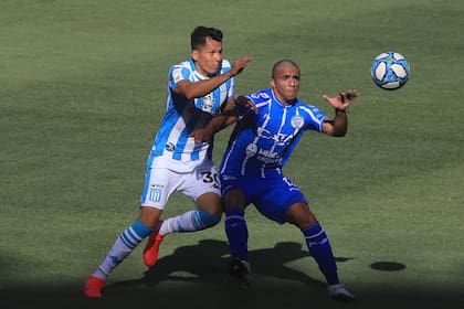 Leonardo Sigali trata de controlar a Ulariaga, autor del gol de Godoy Cruz en el primer tiempo; en la segunda etapa Racing se destapó y goleó 6-1 en el Cilindro de Avellaneda, por la tercera jornada de la Zona Complementación B de la Copa Diego Maradona.