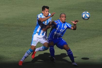 Leonardo Sigali trata de controlar a Ulariaga, autor del gol de Godoy Cruz en el primer tiempo; en la segunda etapa Racing se destapó y goleó 6-1 en el Cilindro de Avellaneda, por la tercera jornada de la Zona Complementación B de la Copa Diego Maradona.