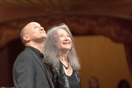 Goerner junto a Martha Argerich en julio último, en el Colón, donde tocaron un concierto a dos pianos