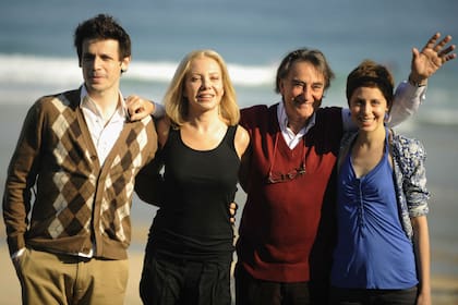 Goetz había empezado s ucarrera en la actuación a los 50 años; aquí, con parte del elenco de El nido vacío, en el festival de San Sebastián