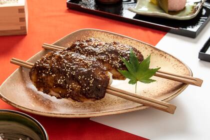 Gohei-mochi (mochi cubierto en salsa dulce) elaborado por el Takagi, el chef de la Embajada de Japón 