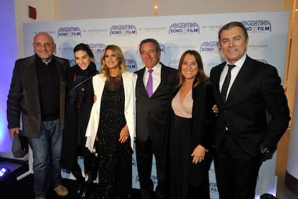 Goity y Abadi, junto al productor Luis Scalella, el presidente de Argentina Sono Film y su pareja, Flavia Palmiero, y Gabriel Corrado y su esposa Constanza Feraud