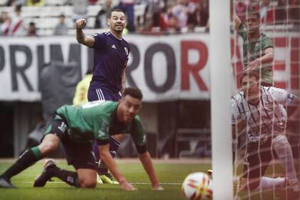 Gol de Mora, el primero de River. El delantero marcaría otro.
