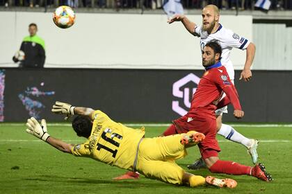 Teemu Pukki, autor de dos tantos en la importante victoria que logró Finlandia