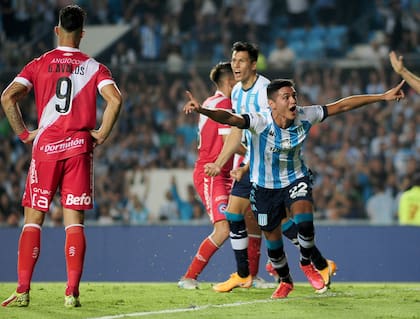 Gol de Alcaraz a Argentinos; el volante es otro de los talentos que le pueden dar resultados a Racing