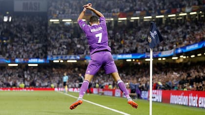 Cristiano Ronaldo de sus tantos goles con Real Madrid; es el máximo goleador histórico del club