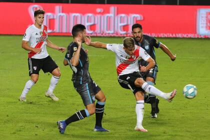 Gol de goleador: Girotti remata mordido, pero la pelota entrará al arco de Atlético Tucumán. El delantero empieza a sumar minutos con Gallardo.