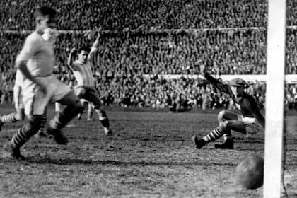 Gol de Guillermo Stábile en la final del Mundial de 1930 entre Argentina y Uruguay