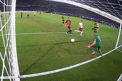 Gol de Julián Álvarez; el delantero cordobés terminó el gran goleador de River con una tarea enorme en el segundo semestre