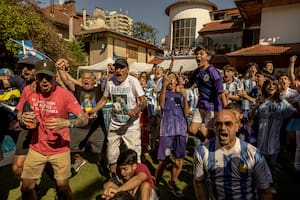 Una experiencia mágica y mundial: ver los partidos en la casa de Maradona, con choripán y piletazo incluidos