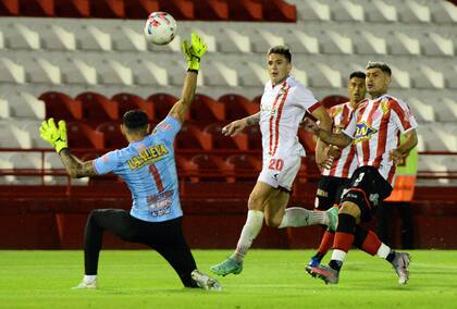 Gol de Manuel Castro a Barracas Central, en la goleada de Estudiantes por 6-1