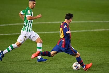 Messi, seguido por su compatriota Guido Rodríguez, saca el zurdazo que se meterá en la parte alta del arco de Betis; desde el 8 de agosto, ante Napoli, no convertía de jugada.