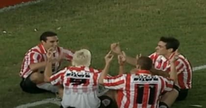 Gol de Palermo a River en el Monumental, para ganar 4-1 por el Clausura 97. Festejo de reiki, junto a Scaloni