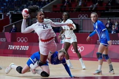 Gol de Pauletta Foppa en la final de handball; Francia se tomó revancha de las rusas, que habían festejado cinco años atrás en Río de Janeiro.