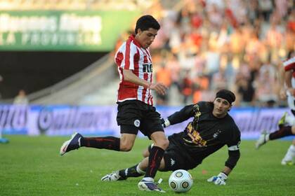 Golazo de Enzo Pérez. Sessa, en el piso, lo verá pasar...