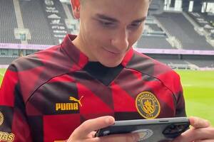 Julián Álvarez y su reacción al ver en un teléfono celular el tanto que anotó en Fulham-Manchester City