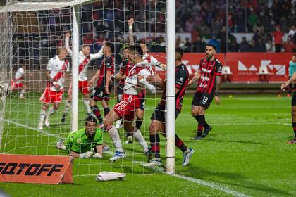 Golazo olímpico de Juanfer Quintero, una de las pocas alegrías de River en la noche riojana