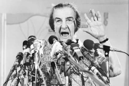 Golda Meir dirigiéndose al país en plena guerra de Yom Kipur, en 1973