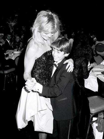 Golde Hawn junto con su hijo, Oliver Hudson, en una entrega de premios de los años 80; el joven confesó después haber tenido una infancia difícil