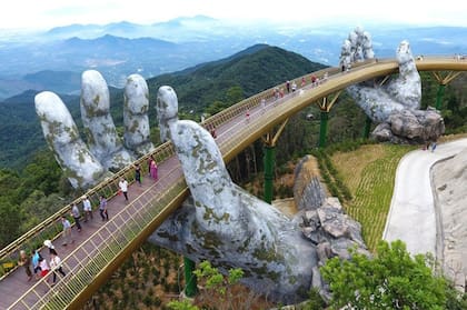 Golden Bridge, un puente sostenido por un par de manos gigantes en Vietnam